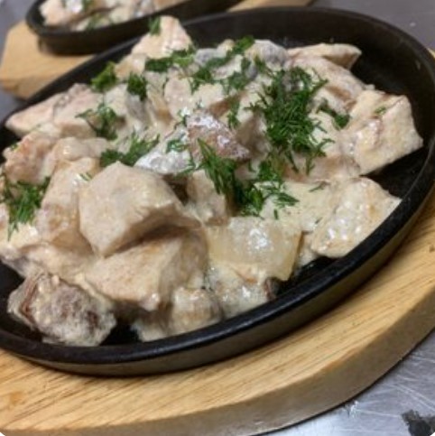 Жаркое с курицей и грибами в сливоч. соусе