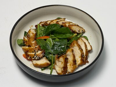 Салат с курицей Карааге