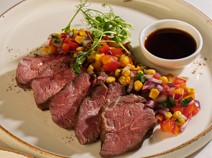 Альтернативный стейк из говядины с овощ.сальсой