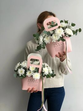 Сумочка хризантем с эвкалиптом