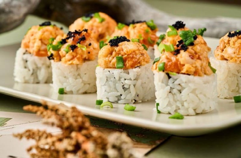 Ролл креветка с лососем под соусом "Том Ям"