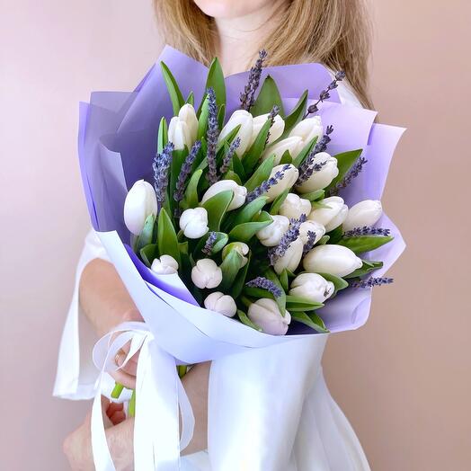 Белые тюльпаны с лавандой