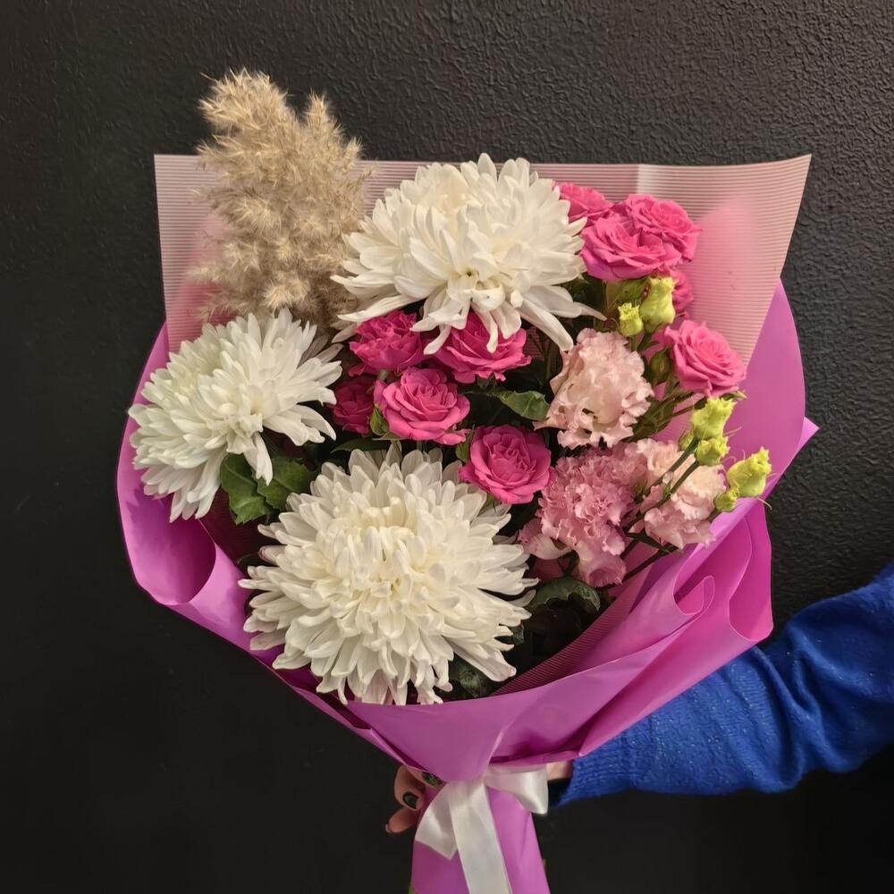 Авторский букет из хризантем и кустовых роз (код 85)