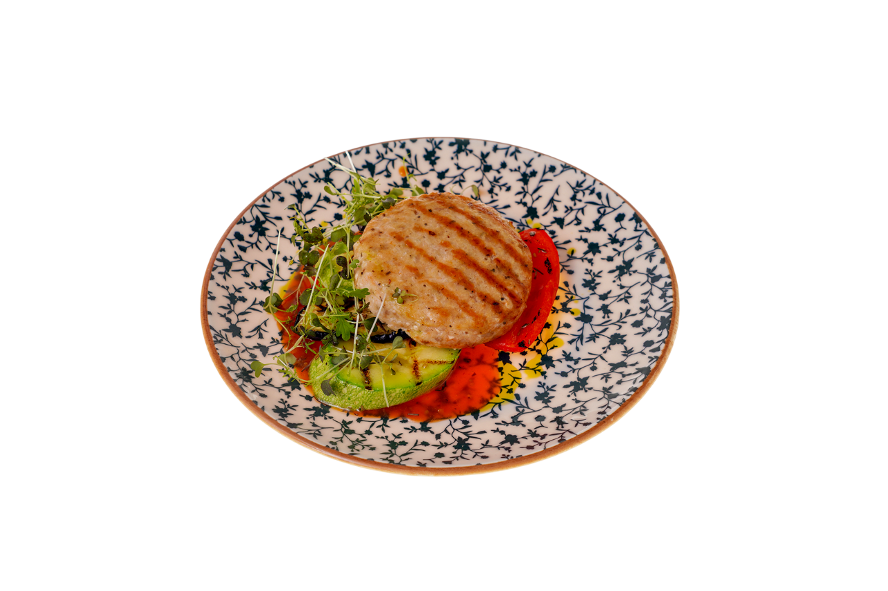 Бифштекс из индейки с овощами гриль и пикантным соусом