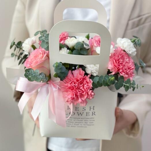 Композиция с диантусами и розами