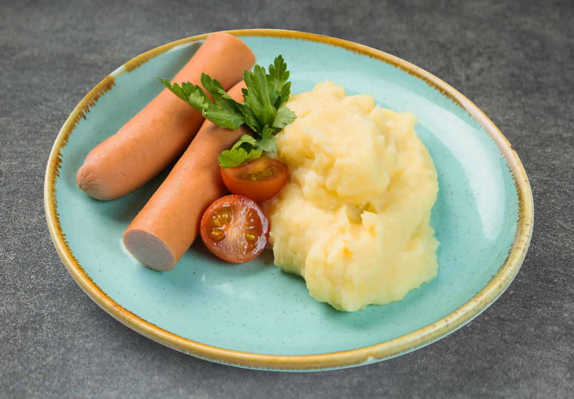 Вареная сосисочка с картофельным пюре