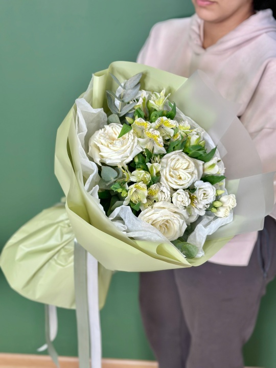 Букет с альстромерией ,эквадорскими розами,эустомой и эвкалиптом