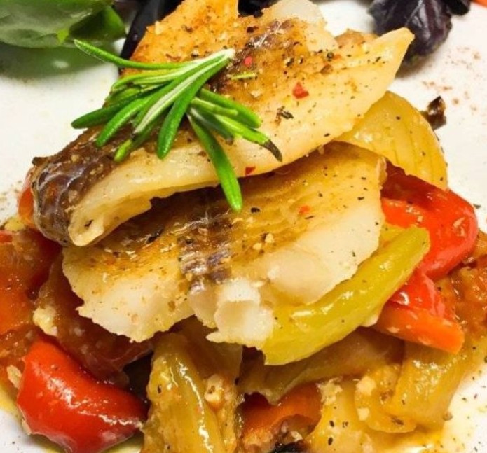 Минтай с овощами