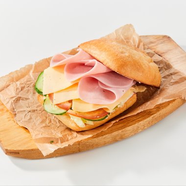 Сэндвич на чиабатте с сыром и ветчиной