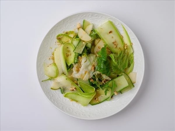 Большой зелёный салат с грушей и грецким орехом