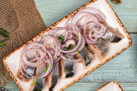 Сельдь слабой соли с красным луком
