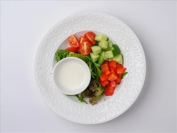 Салат овощной со сметаной