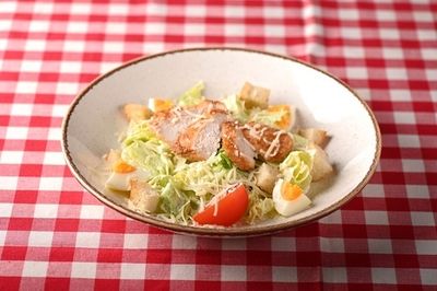 Салат с курицей и соусом Цезарь