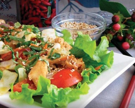 Теплый салат с курицей