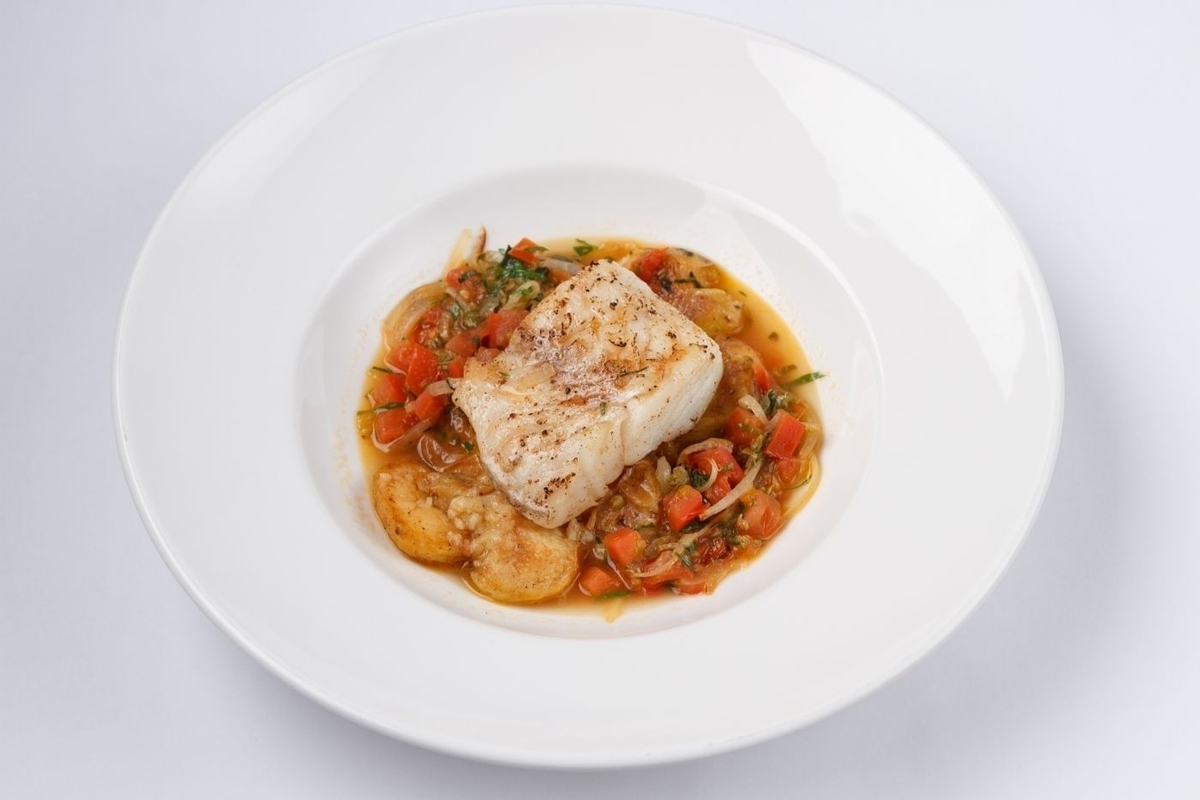 Треска с картофелем, помидорами и каперсами