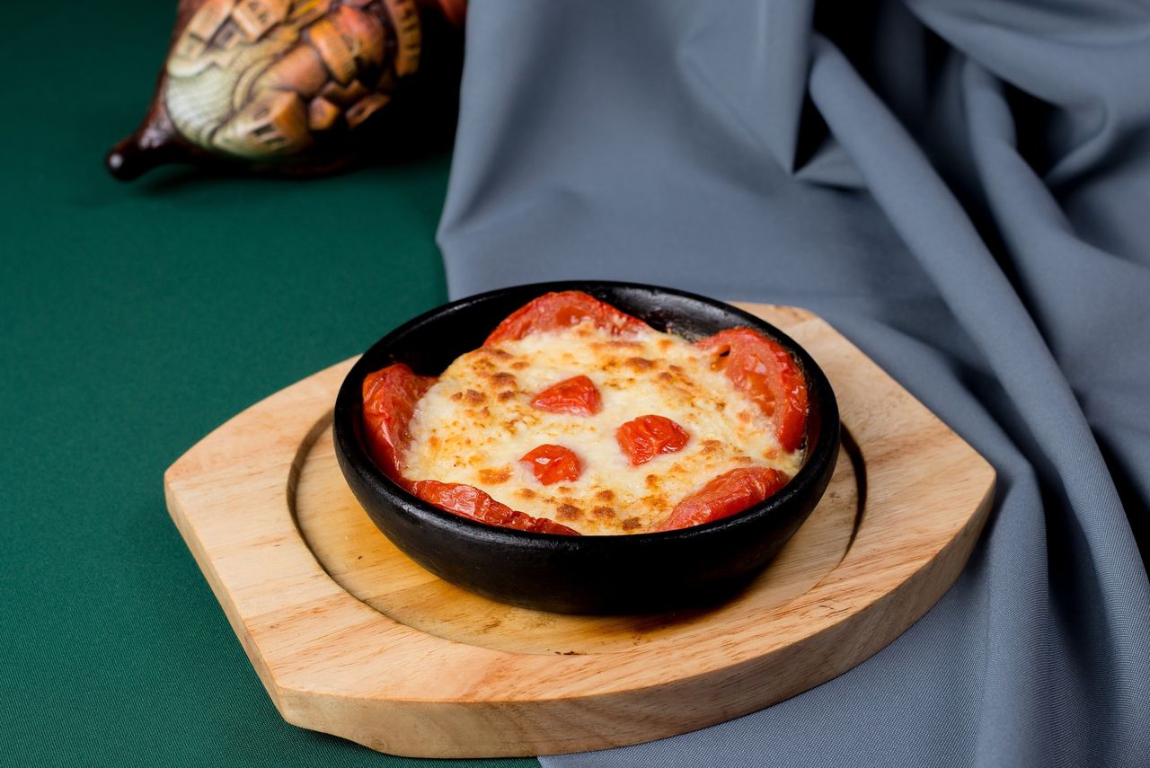 Запечённый сыр "Сулугуни" с помидорами