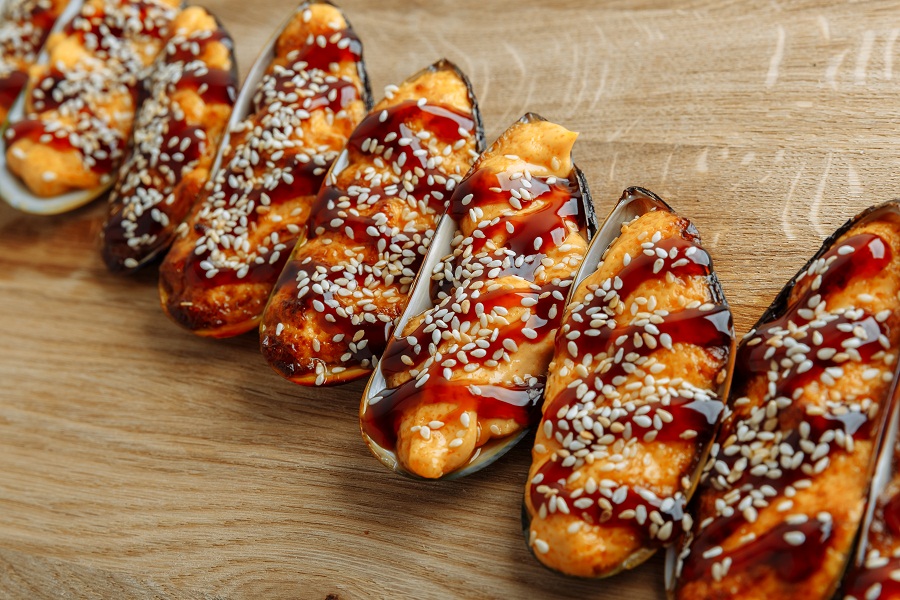 Мидии запеченные в спайси соусе 9 шт