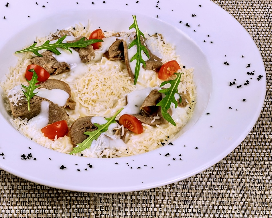 Паста «Ризони» с мясом языка с соусом