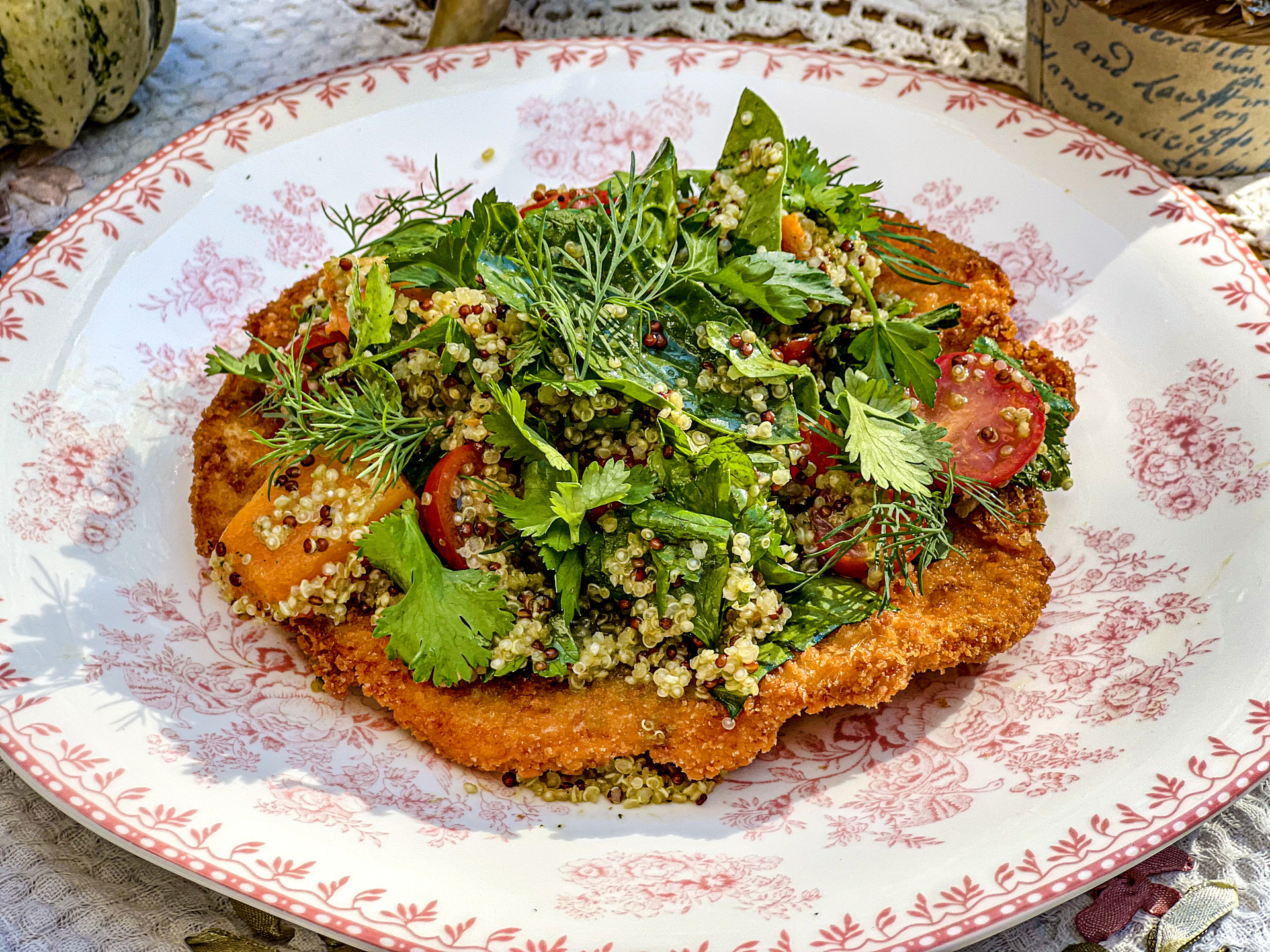 Хрустящий шницель из куриного филе с салатом