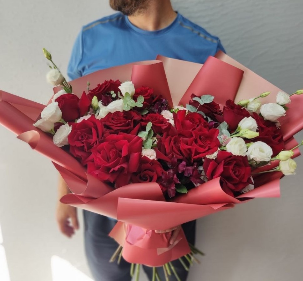 Букет с французскими розами и эустомой