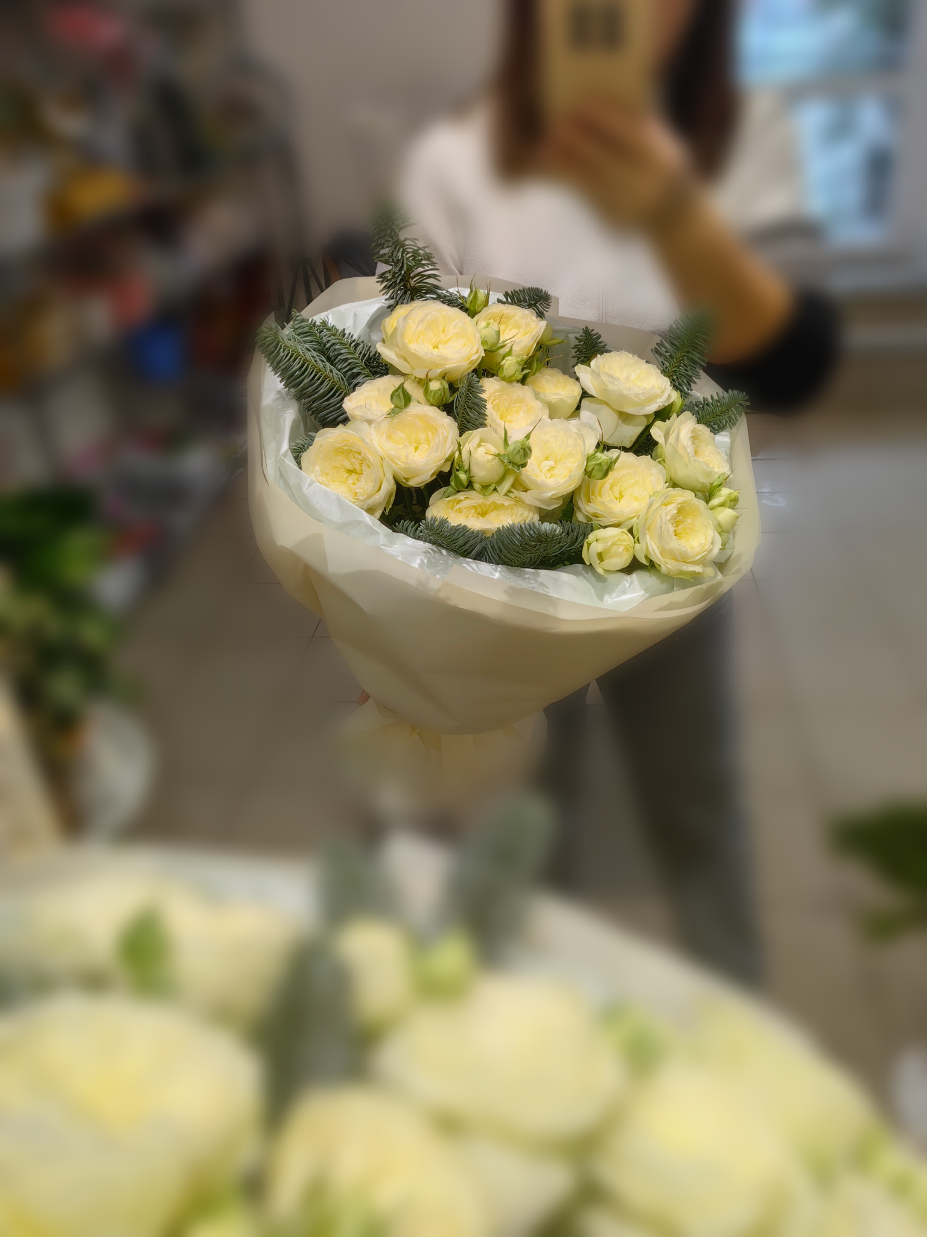 Пионовидные розы с нобилисом