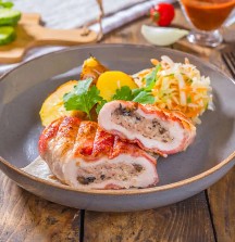 Рулет из курицы в беконе