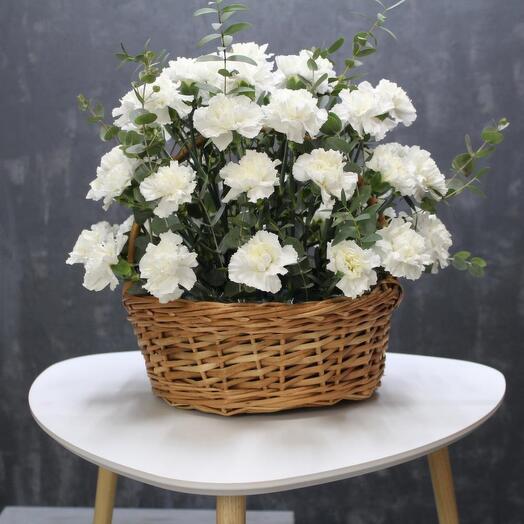 Траурная корзина с гвоздикой 