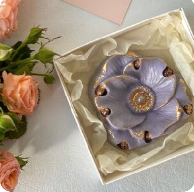 Белый шоколад с черной смородиной "Лаванда