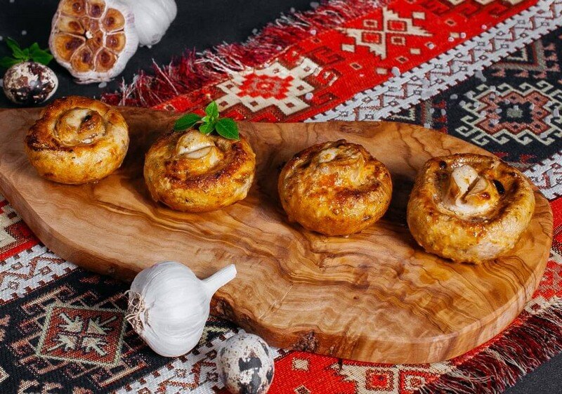Грибы шампиньоны на мангале