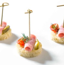 Канапе с ветчиной черри и корнишонами