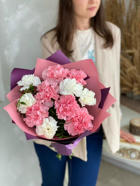 Яркий букет диантусов и пистации