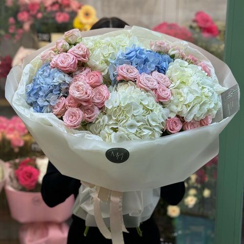 Букет с гортензией и кустовыми розами