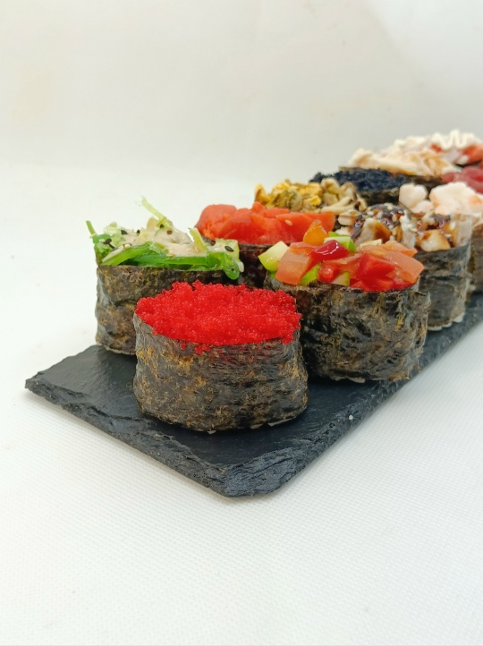 Гункан с красной масагой