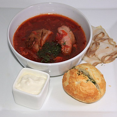 Борщ с салом и чесночной булочкой