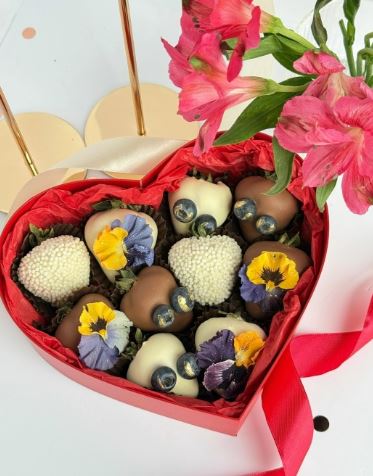 Сердце ”Flowers” из клубники в шоколаде