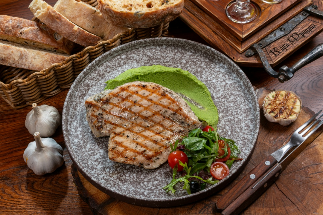 Стейк из индейки на пюре из зеленого горошка