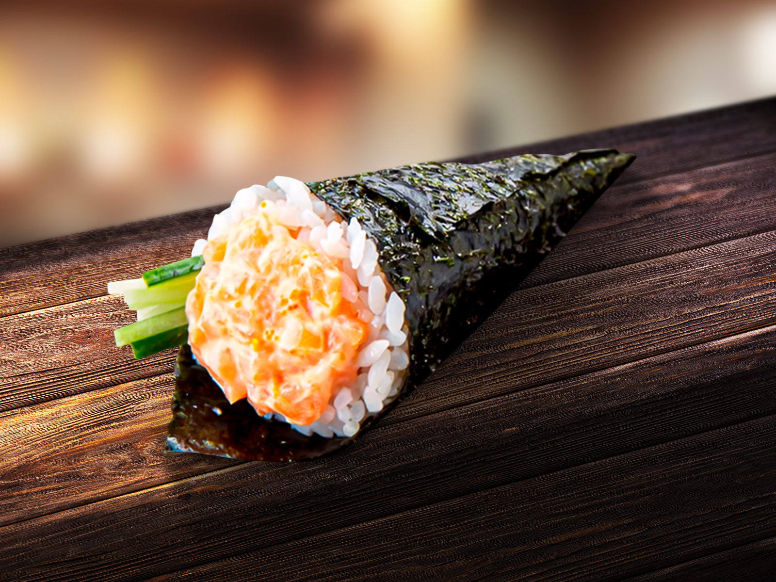 Ручной ролл с лососем