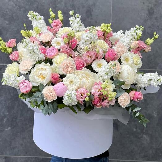 Цветы в коробке светлый микс эустома 