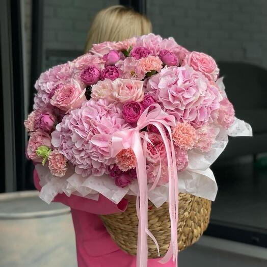 Цветы в коробе нежное ассорти