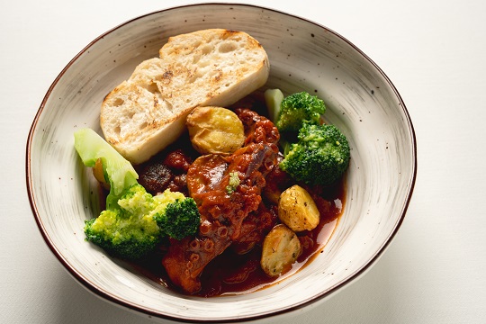 Осьминог алла лучино с овощами и чиабаттой