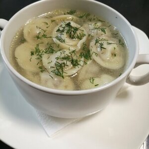Пельмени с бульоном.