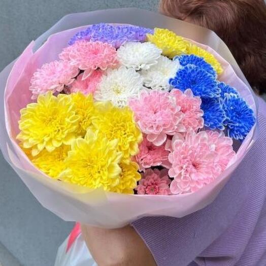 Яркий букет из цветной хризантемы