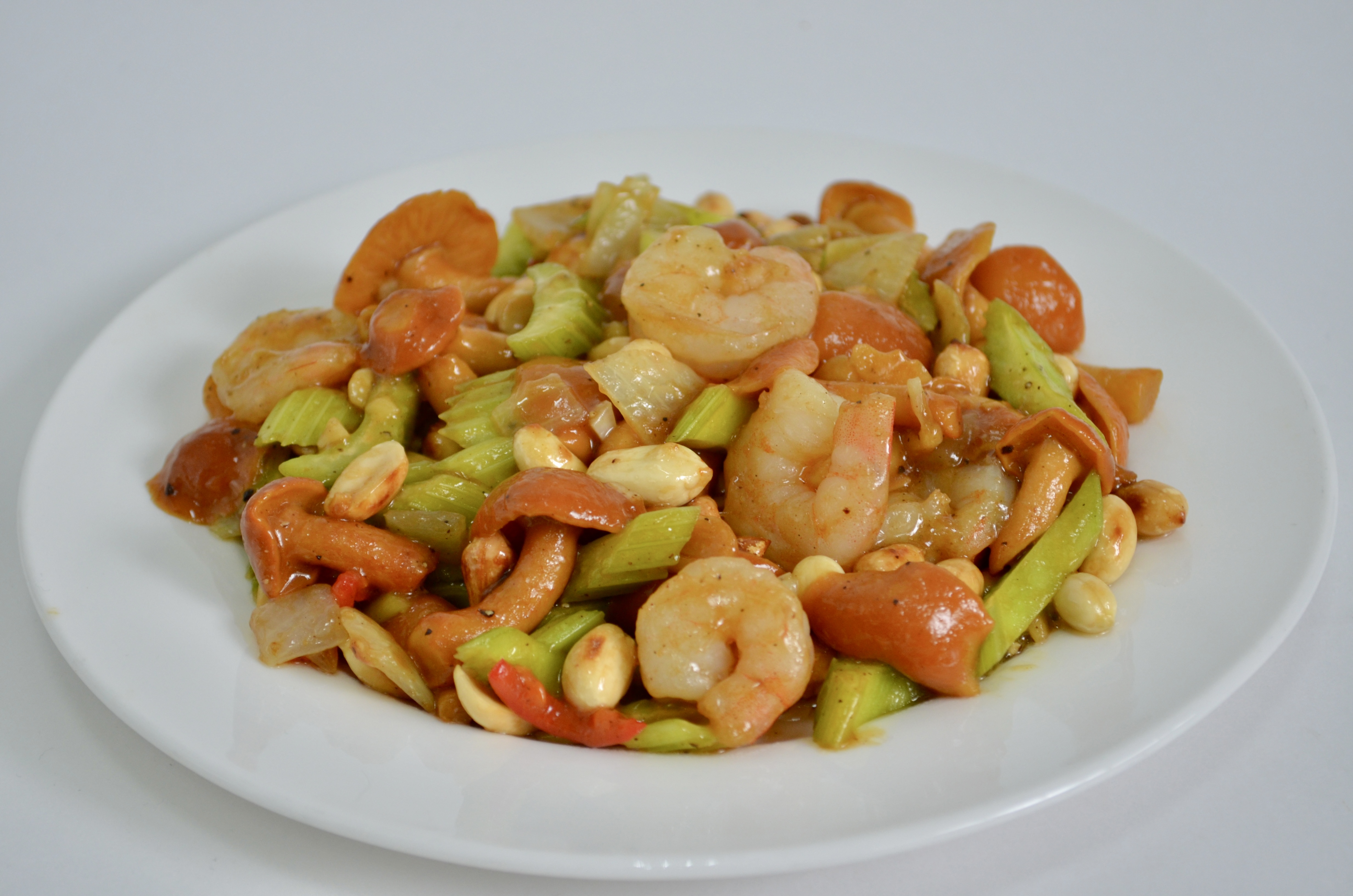 Креветки с арахисом,опятами и сельдереем