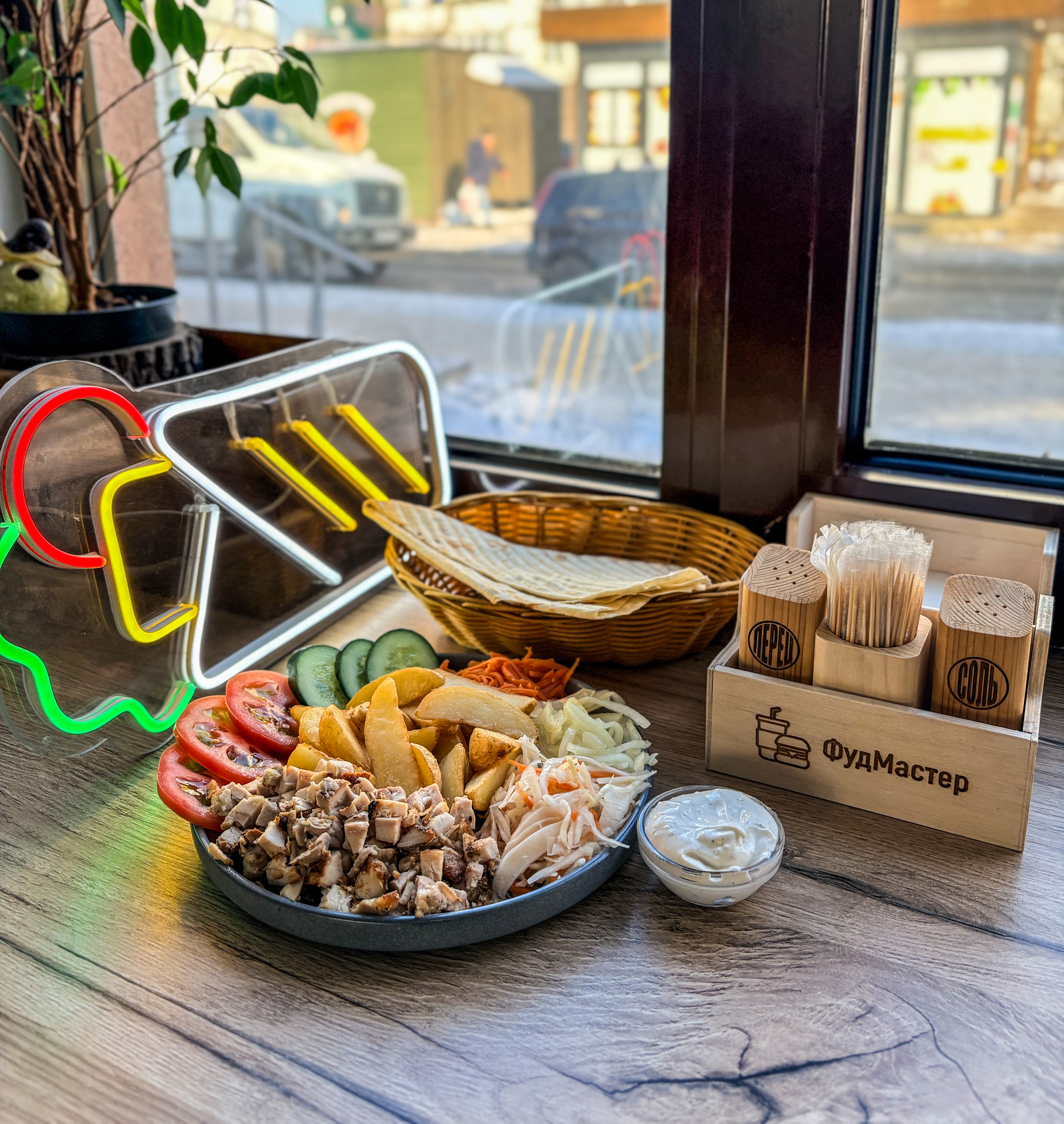 Шаверма куриная на тарелке