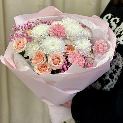Букет цветов: хризантемы, розовые диантусы, кустовая Роза (б1929)