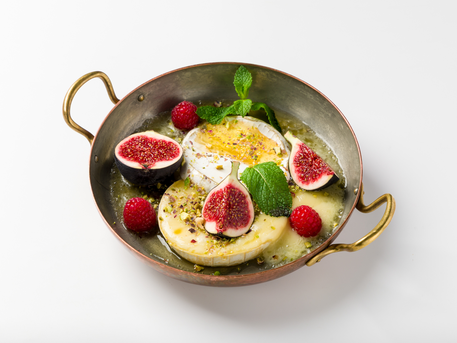 Запеченный сыр бри с инжиром, фисташками