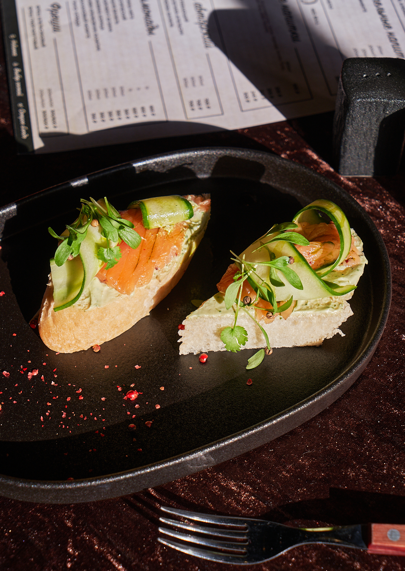 Брускетта с лососем слабой соли