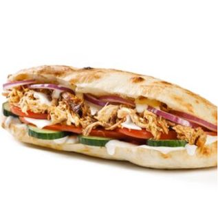 Пита с рваной свининой и маринованными огурчиками с чесночным соусом