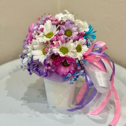 Букет из цветных ромашек в стаканчике