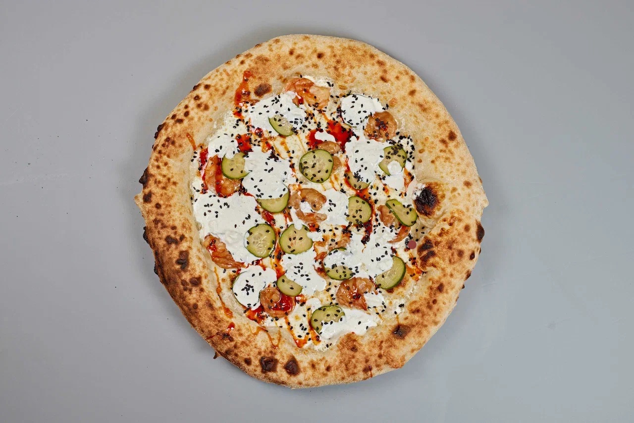 Пицца с креветками и огурцами кимчи